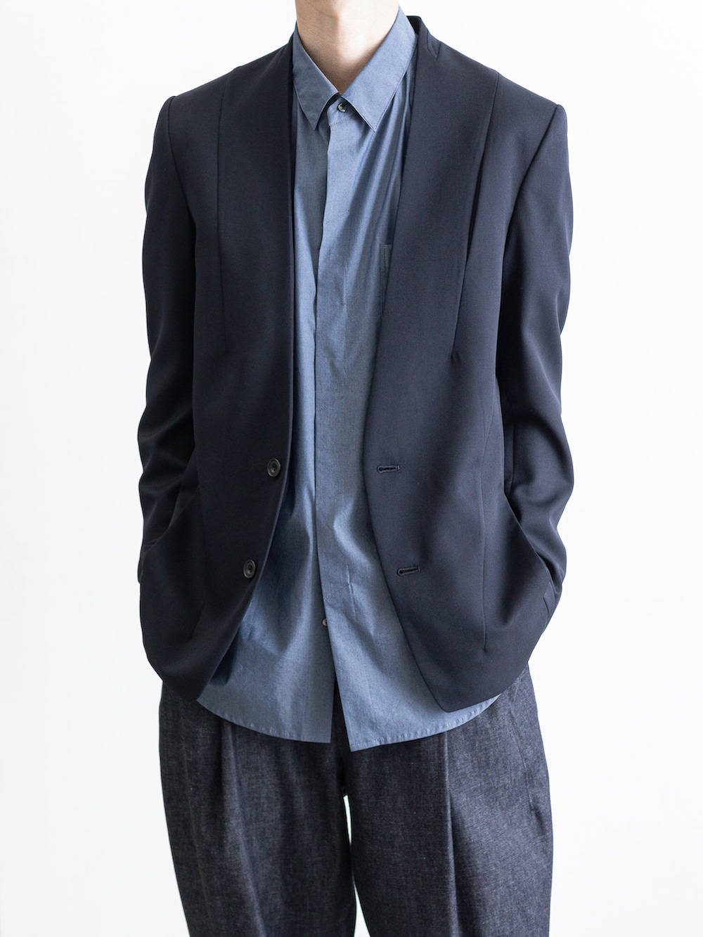 ブルー系のデニムパンツ、ブルー系のノーカラージャケット、ブルー系のシャツ/ブラウスを着用したメンズの春コーディネートの2枚目の写真