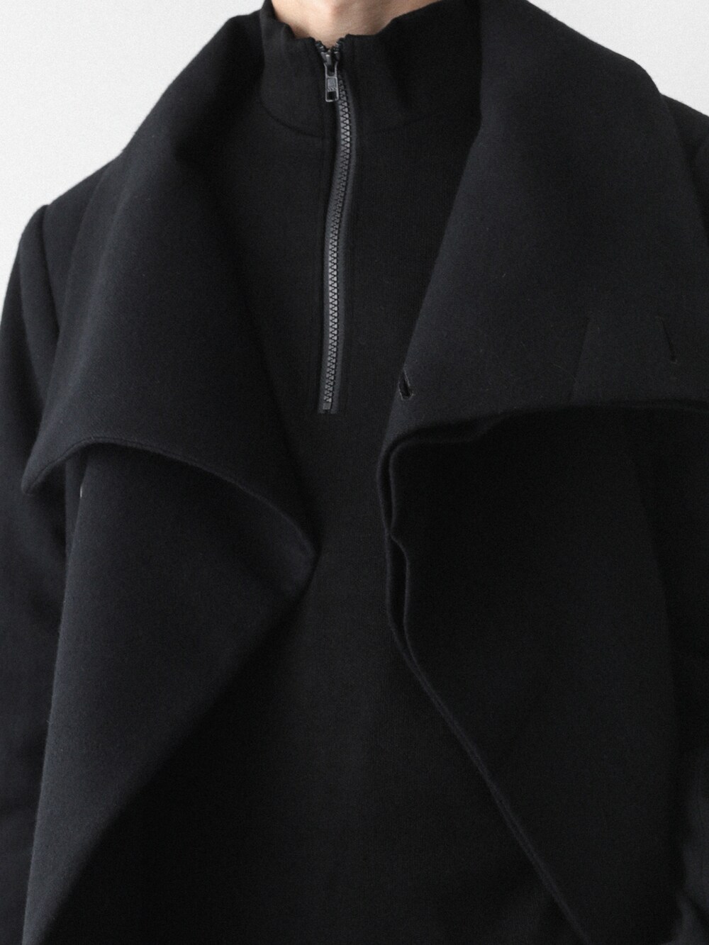 ブラック系のトレンチコート、ホワイト系のシャツ/ブラウス、ブラック系のTシャツ/カットソーを着用したメンズの秋コーディネートの2枚目の写真