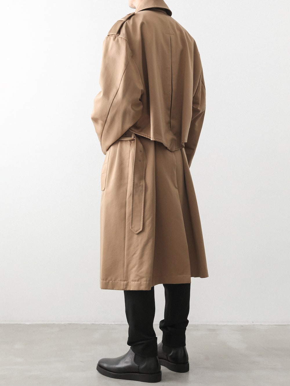 ベージュ系のトレンチコート、ブラック系のその他パンツを着用したメンズの秋コーディネートの4枚目の写真