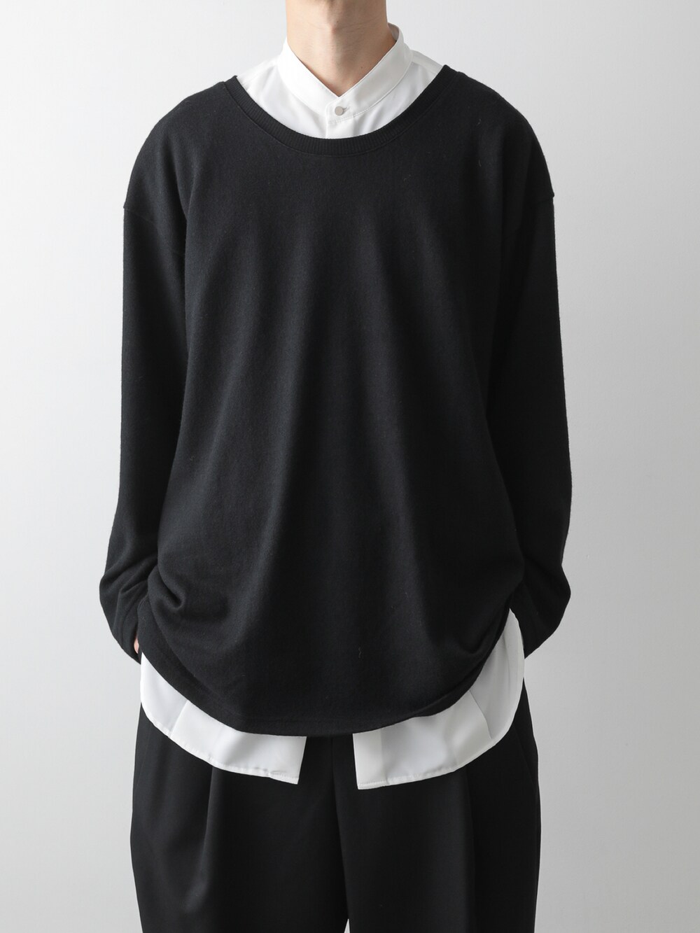 ベージュ系のピーコート、ホワイト系のシャツ/ブラウス、ブラック系のTシャツ/カットソーを着用したメンズの秋コーディネートの5枚目の写真