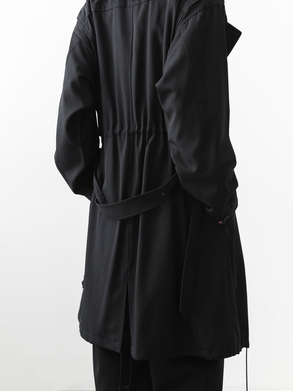 ブラック系のブルゾン、ブラック系のその他パンツを着用したメンズの秋コーディネートの4枚目の写真