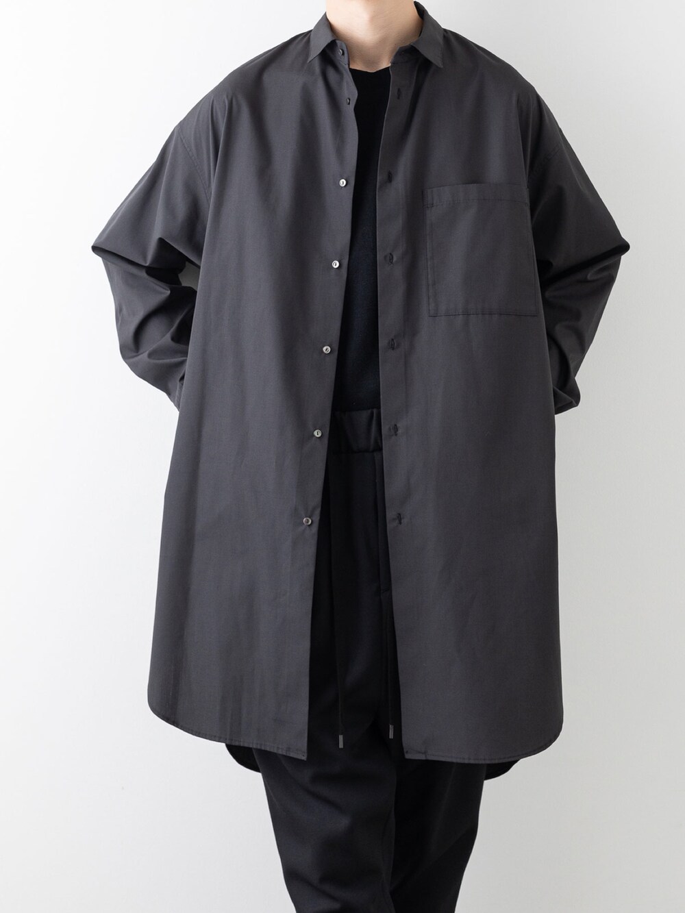 ブラック系のシャツ/ブラウス、ブラック系のバッグ、ブラック系のその他パンツを着用したメンズの夏コーディネートの2枚目の写真