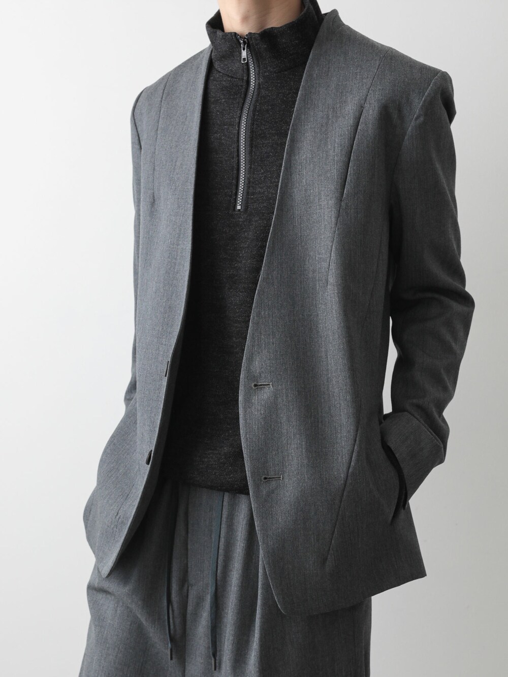 グレー系のノーカラージャケット、グレー系のその他パンツ、グレー系のTシャツ/カットソーを着用したメンズの秋コーディネートの2枚目の写真