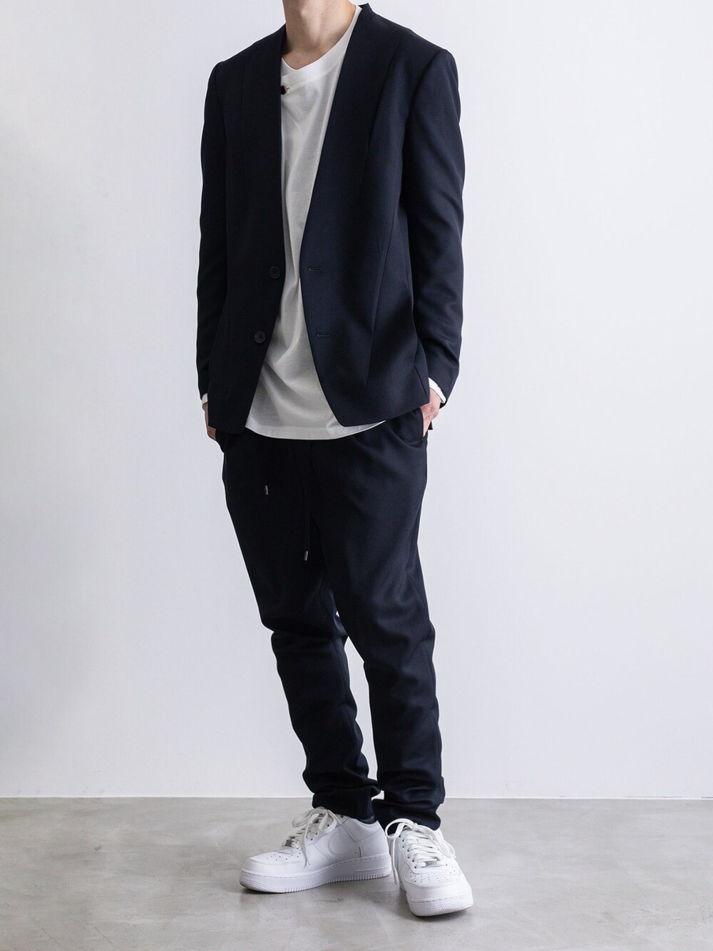 ブルー系のその他パンツ、ブルー系のノーカラージャケット、ホワイト系のTシャツ/カットソーを着用したメンズの冬コーディネートの4枚目の写真