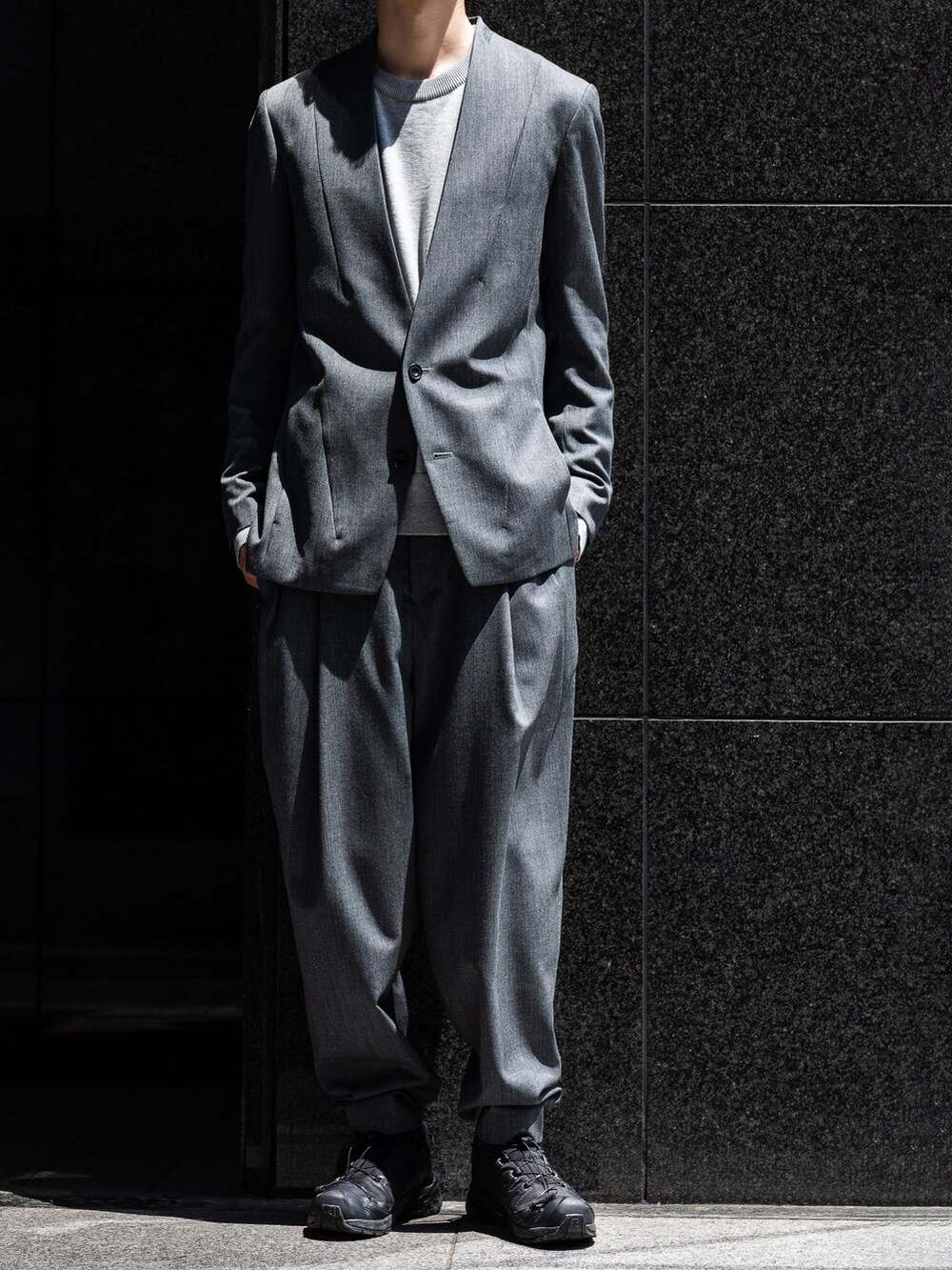 グレー系のノーカラージャケット、グレー系のその他パンツを着用したメンズの春コーディネートの5枚目の写真