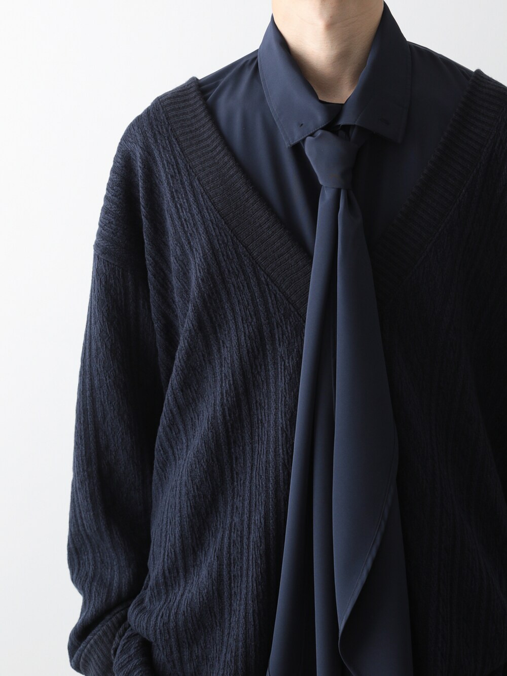 ブルー系のシャツ/ブラウス、ブルー系のTシャツ/カットソー、ブラック系のその他パンツを着用したメンズの秋コーディネートの2枚目の写真
