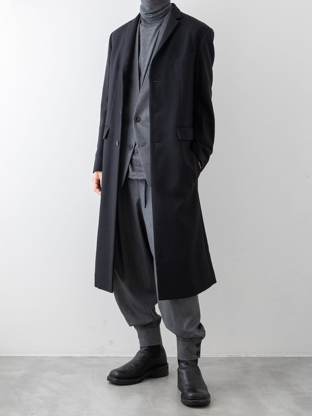 グレー系のその他パンツ、グレー系のノーカラージャケット、グレー系のニット/セーターを着用したメンズの秋コーディネートの5枚目の写真