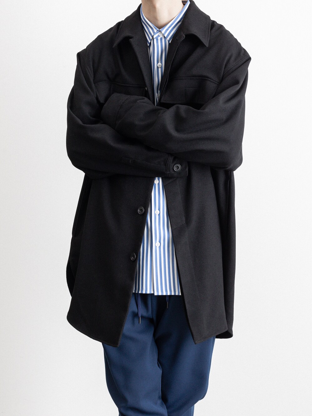 ブルー系のその他パンツ、ブラック系のシャツ/ブラウスを着用したメンズの春コーディネートの3枚目の写真