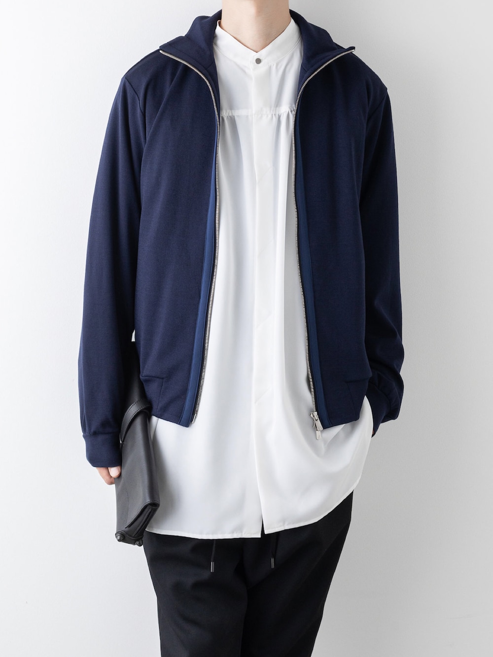 ブラック系のその他パンツ、ホワイト系のシャツ/ブラウス、ブルー系のニット/セーターを着用したメンズの秋コーディネートの2枚目の写真