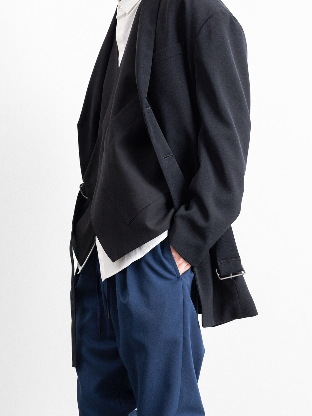 ブラック系のテーラードジャケット、ブルー系のその他パンツ、ホワイト系のシャツ/ブラウスを着用したメンズの春コーディネートの5枚目の写真