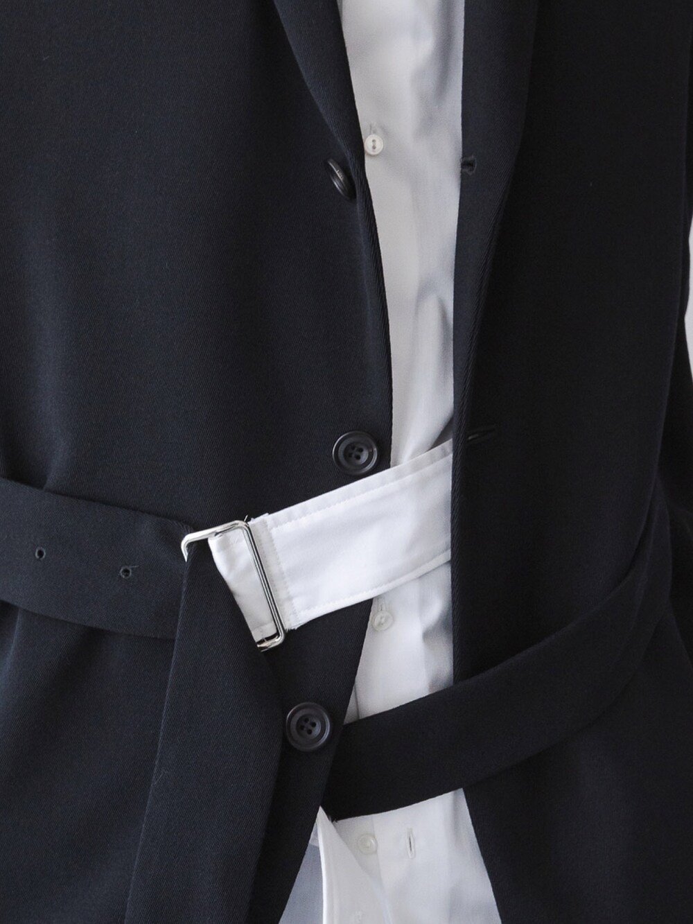 ブラック系のデニムパンツ、ホワイト系のシャツ/ブラウス、ブラック系のテーラードジャケットを着用したメンズの夏コーディネートの5枚目の写真