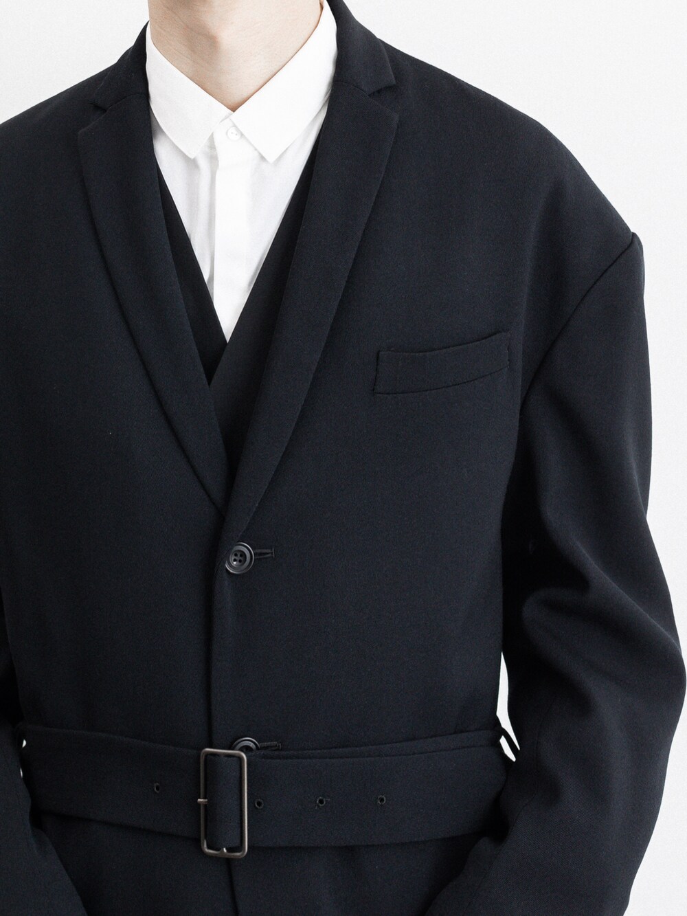 ブラック系のテーラードジャケット、ブルー系のその他パンツ、ホワイト系のシャツ/ブラウスを着用したメンズの春コーディネートの4枚目の写真