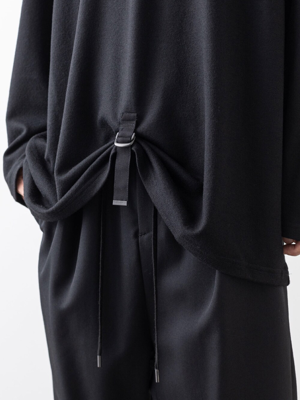 ブラック系のその他パンツ、ブラック系のTシャツ/カットソー、ブラック系の財布を着用したメンズの夏コーディネートの3枚目の写真