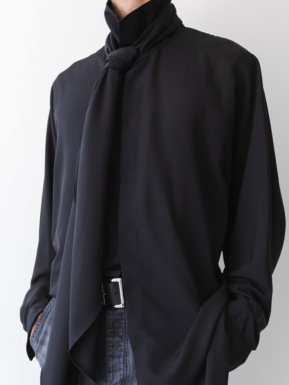 ブラック系のシャツ/ブラウス、ブラック系のデニムパンツ、ホワイト系のスニーカーを着用したメンズの夏コーディネートの3枚目の写真