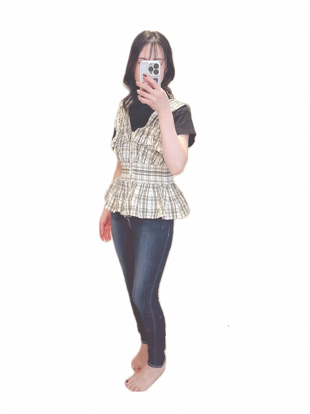 ブルー系のデニムパンツ、ブラック系のTシャツ/カットソー、ベージュ系のベストを着用したレディースの夏コーディネートの2枚目の写真