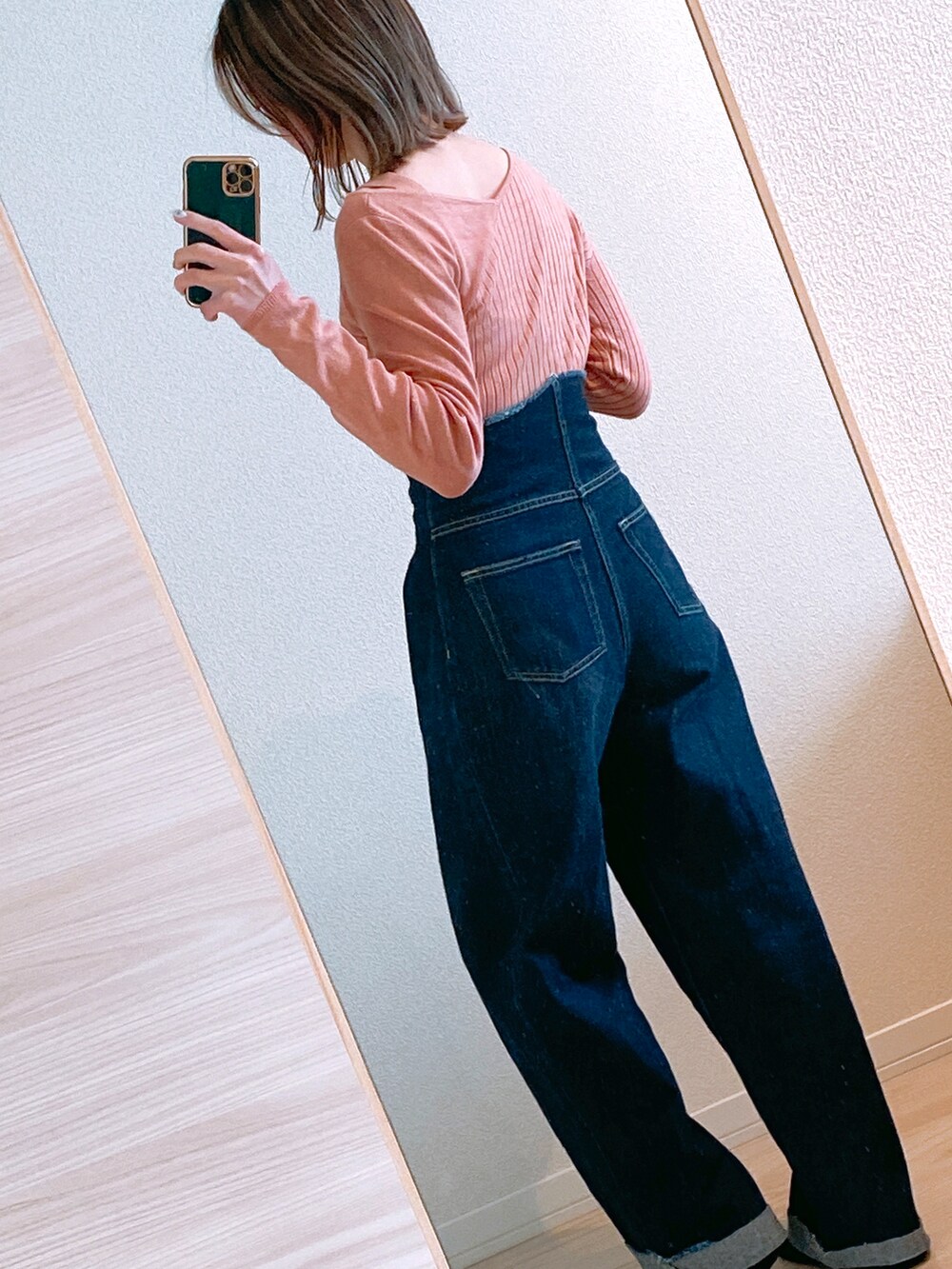 「休日スタイル、低身長コーデ、低身長、ロンT、ピンク、AZUL by moussy、ワイドパンツ、デニムパンツ、デニム、EMODA、ピンク×デニム」｜「EMODAのカットオフフィットジャストウエストデニム（デニムパンツ、ブルー系）」を使った、suさん（レディース・153cm）の冬コーディネートの2枚目の写真