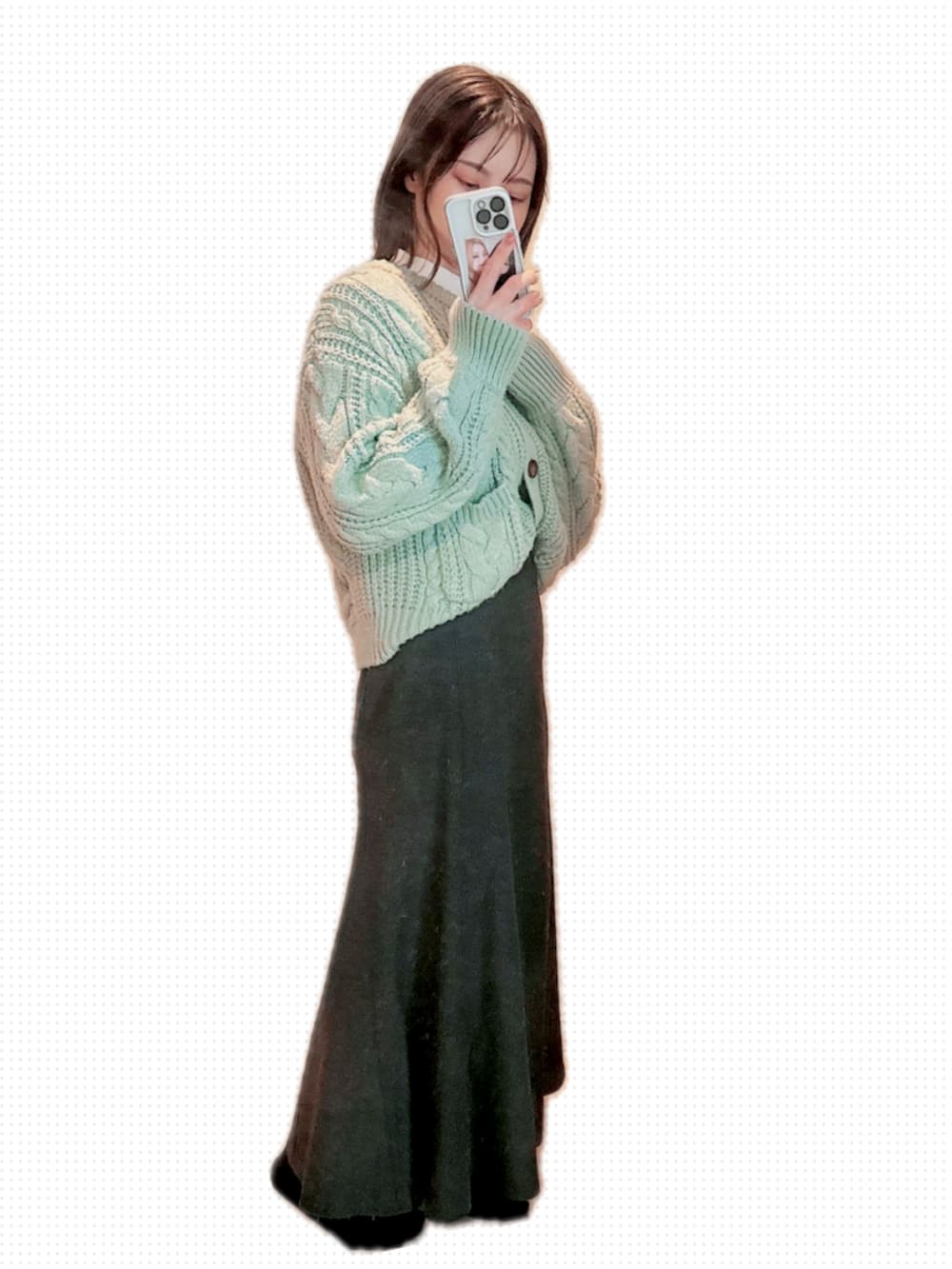 ホワイト系のニット/セーター、グリーン系のカーディガン/ボレロ、グレー系のスカートを着用したレディースの秋コーディネートの2枚目の写真