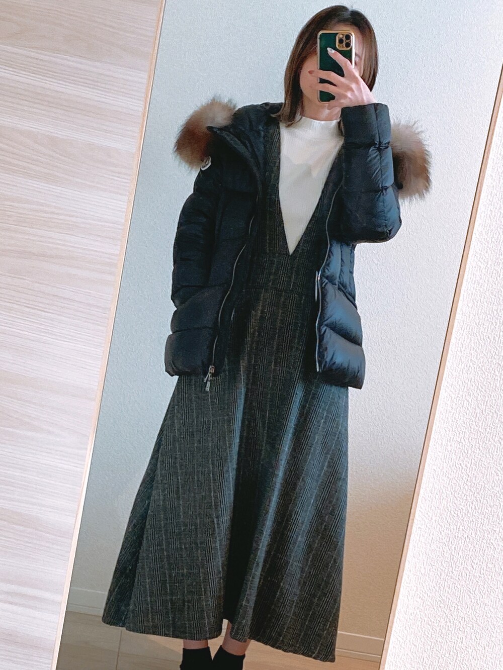 「今日のコーデ、低身長コーデ、クリスマスに着たい服、冬、ワンピース、グレー、レイカズン(Ray Cassin)、タートルネック、ホワイト、UNIQLO、ダウンジャケット、モンクレール、スカートスタイル」｜「RAY CASSINのアイテム（ワンピース/ドレス、グレー系）」を使った、suさん（レディース・153cm）の冬コーディネートの2枚目の写真
