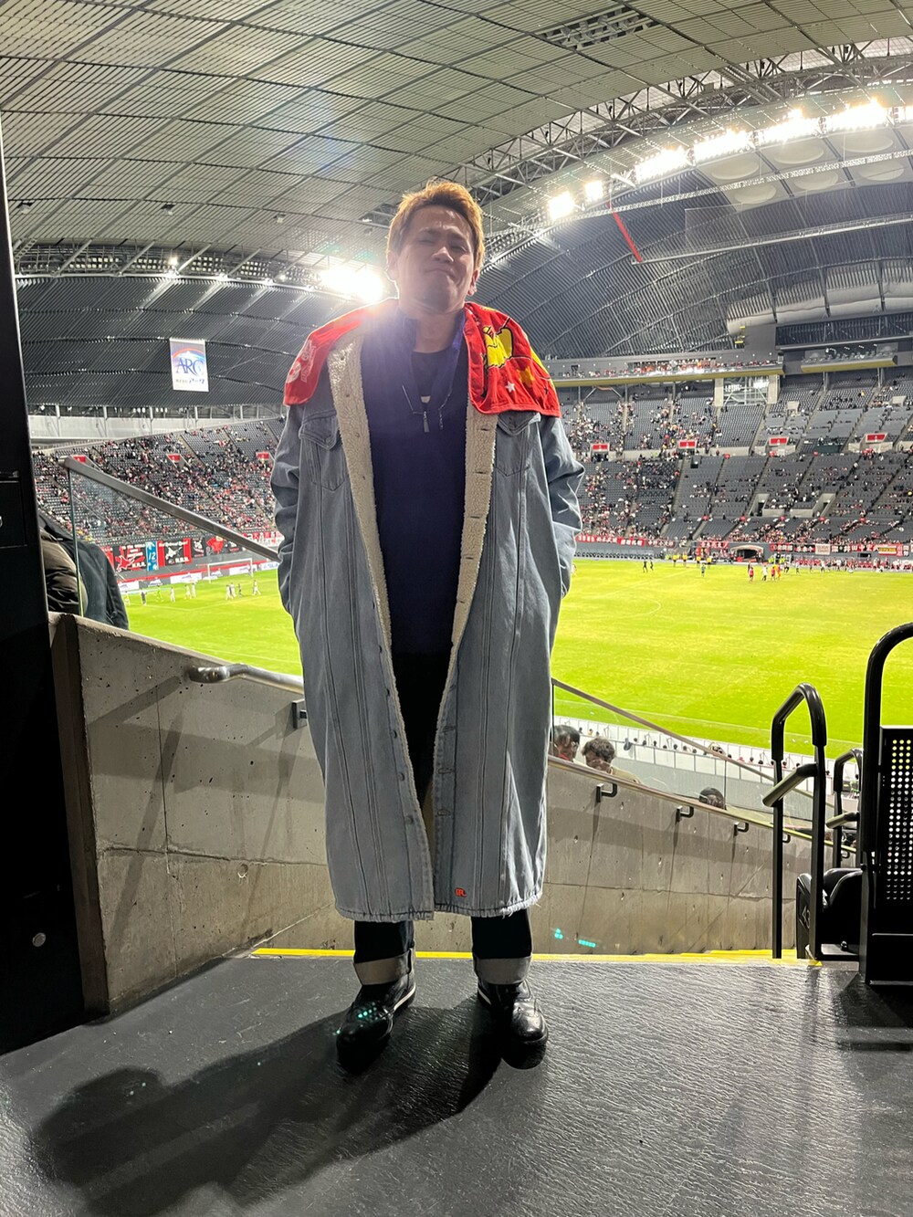 「サッカー、サッカー観戦、札幌、町田、0次会、ボアコート、カシミアニット」｜「ERLのSHERPA DUSTER WOVEN（デニムジャケット、ブルー系）」を使った、もんちゃんさん（メンズ・175cm）の春コーディネートの2枚目の写真