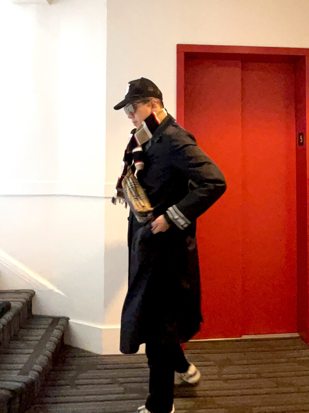Curtis Weng｜BURBERRYのキャップを使ったコーディネート - WEAR
