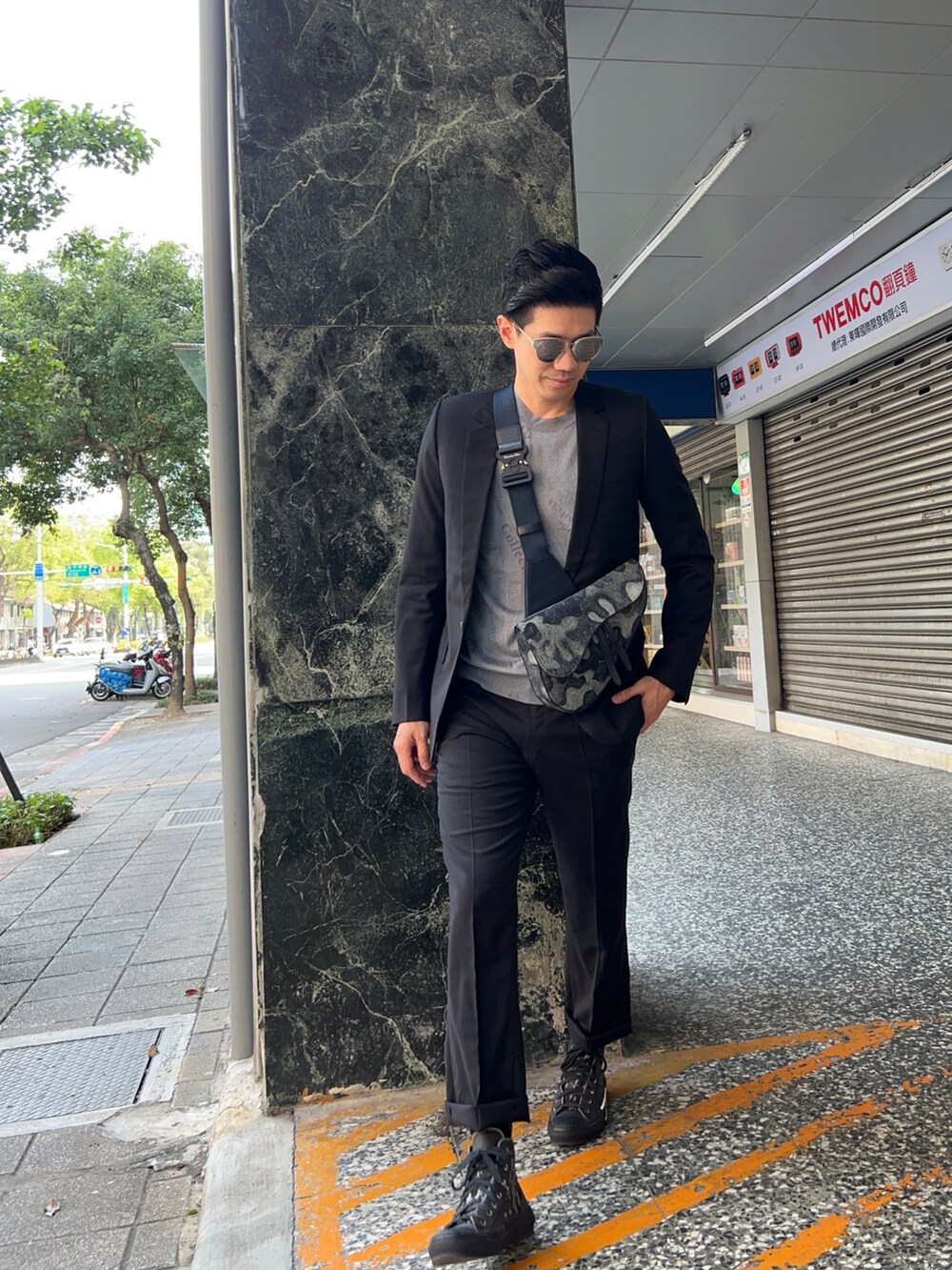 「Dior」｜「Diorのアイテム（セットアップ、ブラック系）」を使った、Curtis Wengさん（メンズ・175cm）の春コーディネートの2枚目の写真