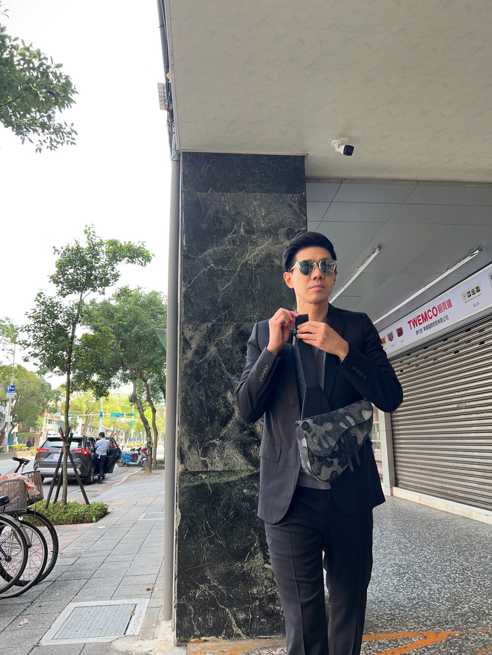 「Dior」｜「Diorのアイテム（セットアップ、ブラック系）」を使った、Curtis Wengさん（メンズ・175cm）の春コーディネートの3枚目の写真