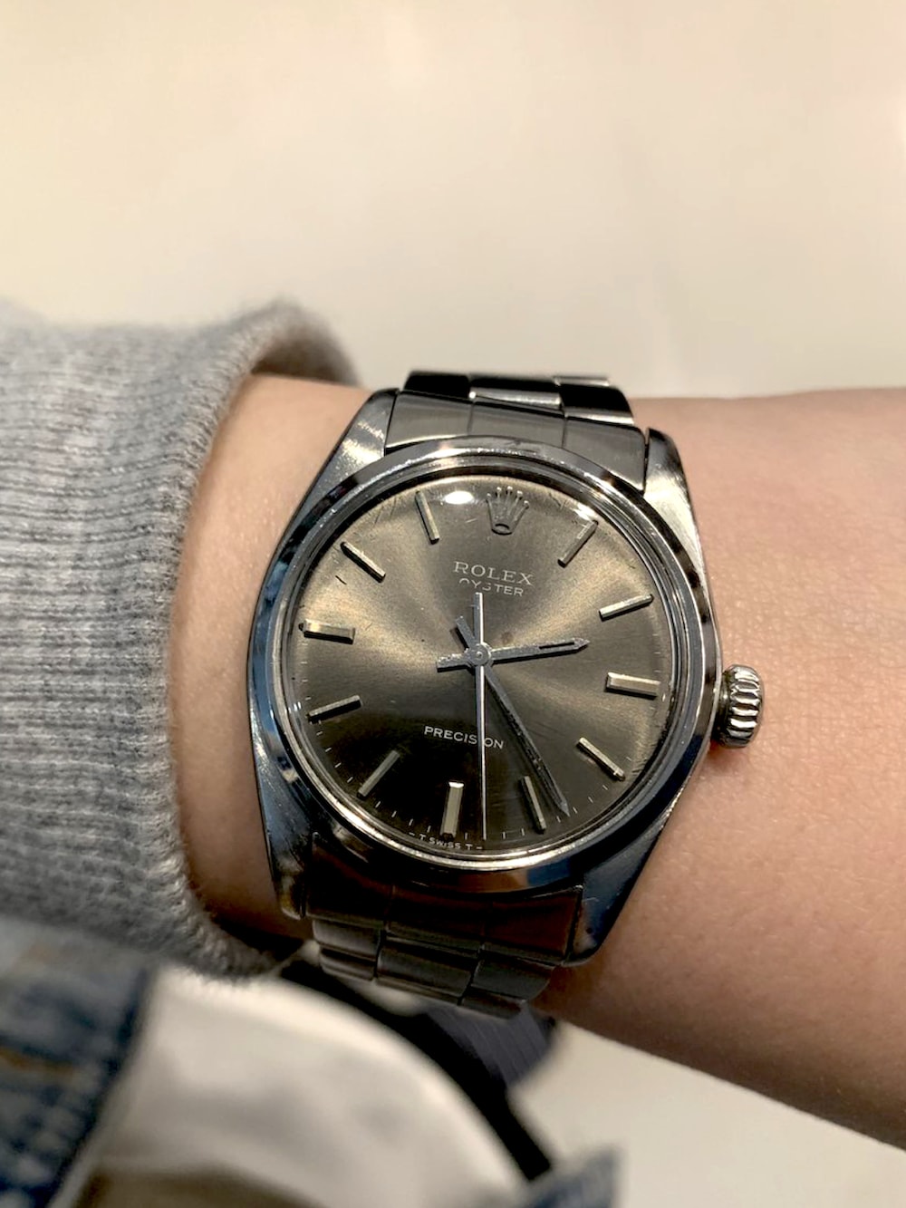 「burberry、ROLEX、BALENCIAGA、GUCCI」｜「BURBERRYのアイテム（帽子、ベージュ系）」を使った、Curtis Wengさん（メンズ・175cm）の夏コーディネートの3枚目の写真