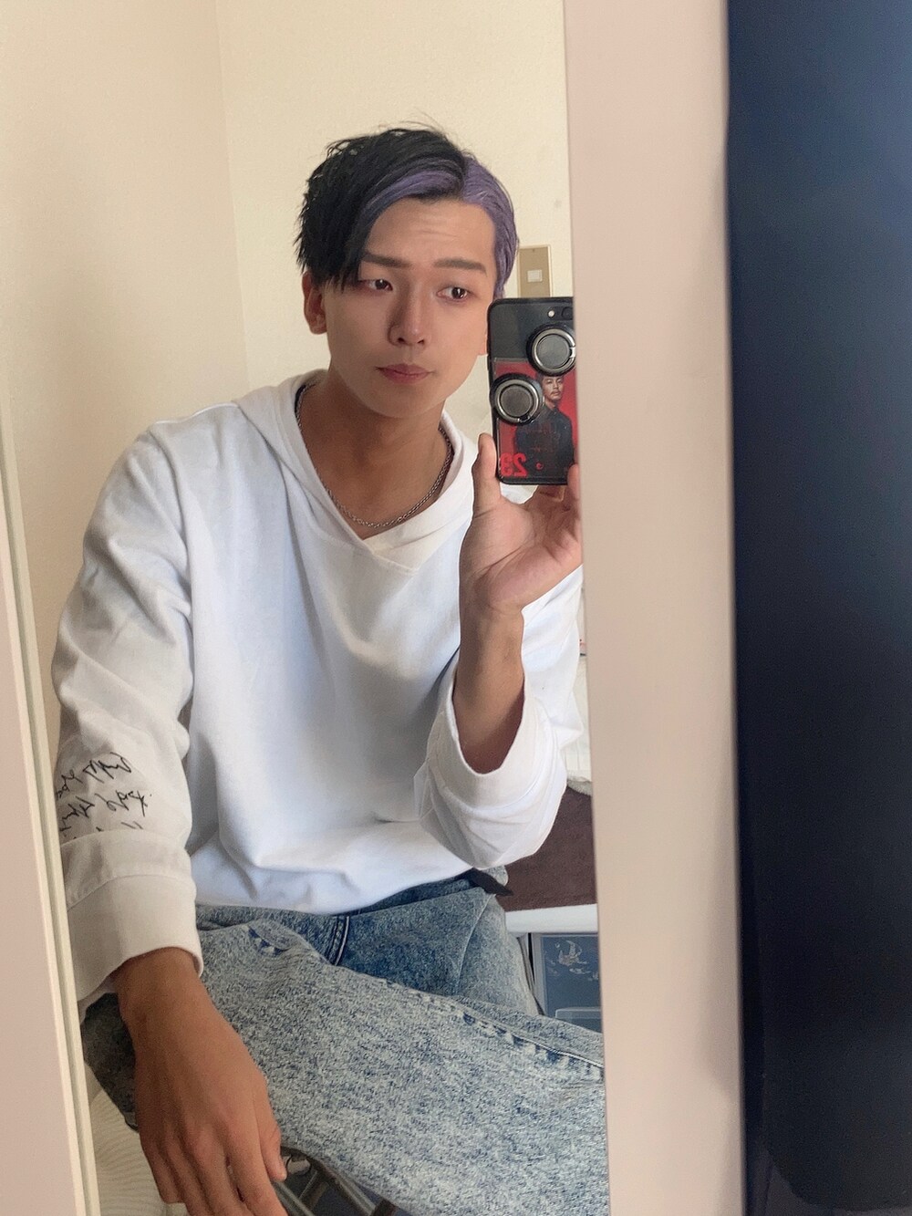 「冬、メンズメイク、パープル、パーカー、Gジャン、adrer」｜「GUのアイテム（パーカー、ホワイト系）」を使った、こたつさん（メンズ・175cm）の冬コーディネートの4枚目の写真