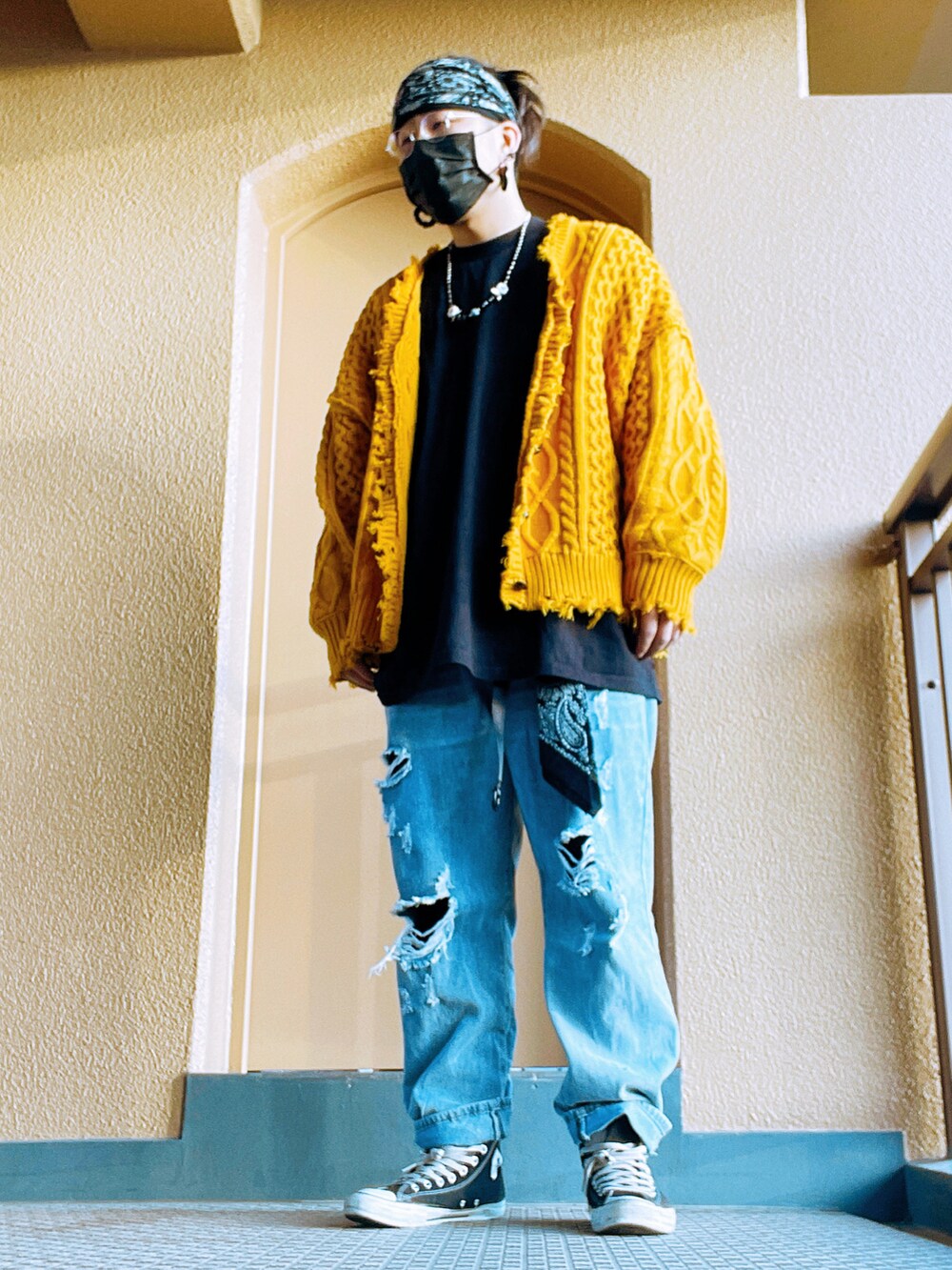 ブルー系のデニムパンツ、ブラック系のシューズ、ブラック系のTシャツ/カットソーを着用したメンズの春コーディネートの2枚目の写真