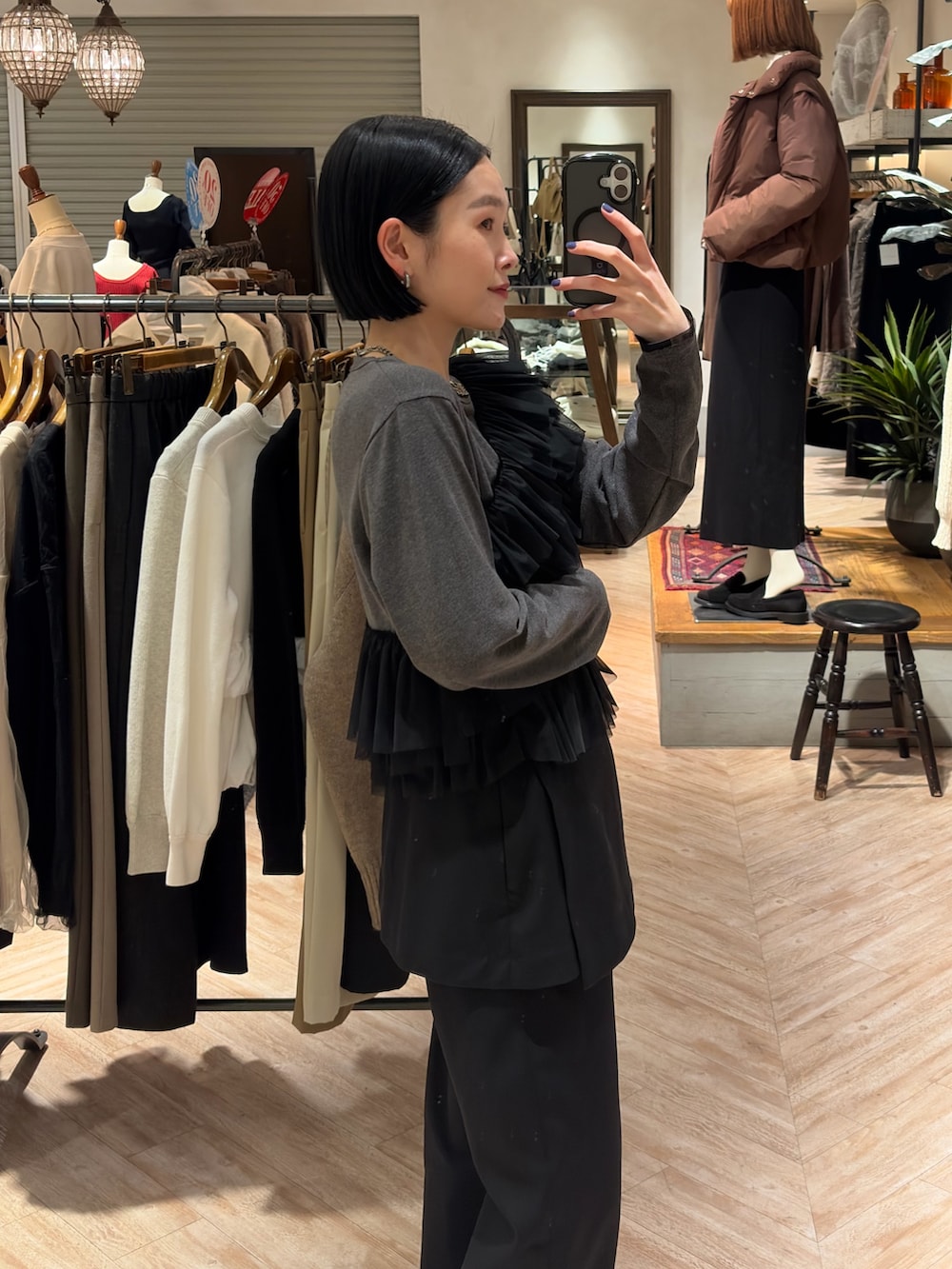 グレー系のTシャツ/カットソー、ブラック系のその他パンツを着用したレディースの冬コーディネートの2枚目の写真