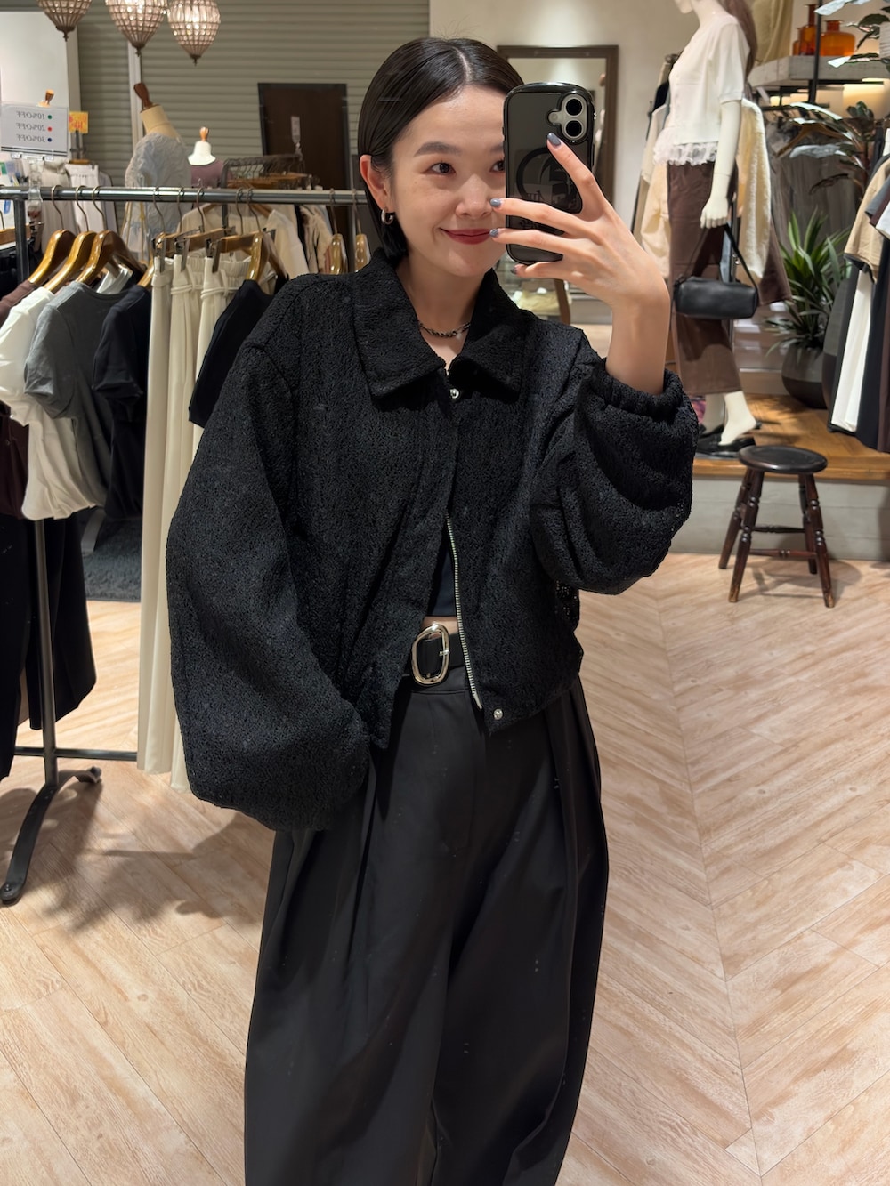 ブラック系のブルゾン、ブラック系のその他パンツ、ブラック系のベルトを着用したレディースの秋コーディネートの2枚目の写真