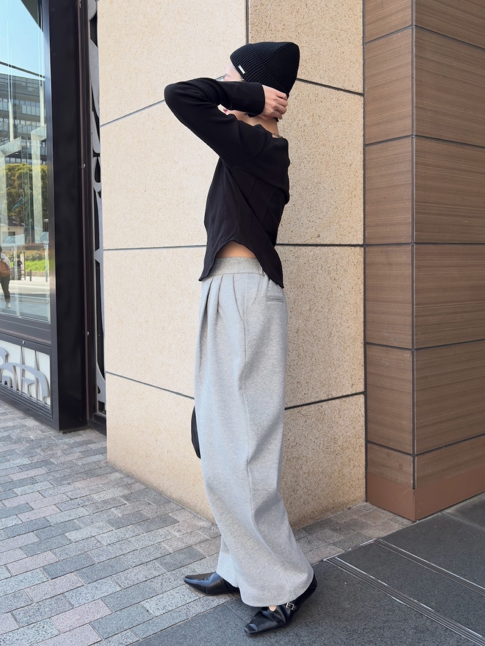 ブラック系のTシャツ/カットソー、グレー系のその他パンツ、ブラック系のショルダーバッグを着用したレディースの春コーディネートの3枚目の写真