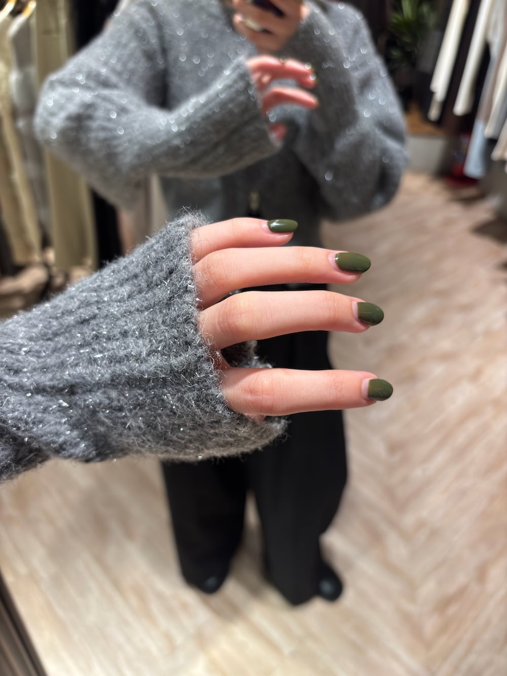 グレー系のニット/セーター、ブラック系のその他パンツ、ブラック系のベルトを着用したレディースの秋コーディネートの2枚目の写真