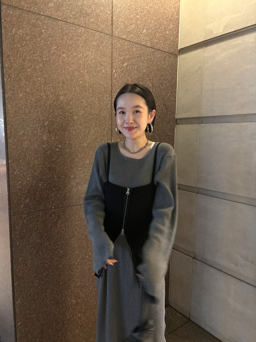 グレー系のワンピース/ドレスを着用したレディースの冬コーディネートの2枚目の写真