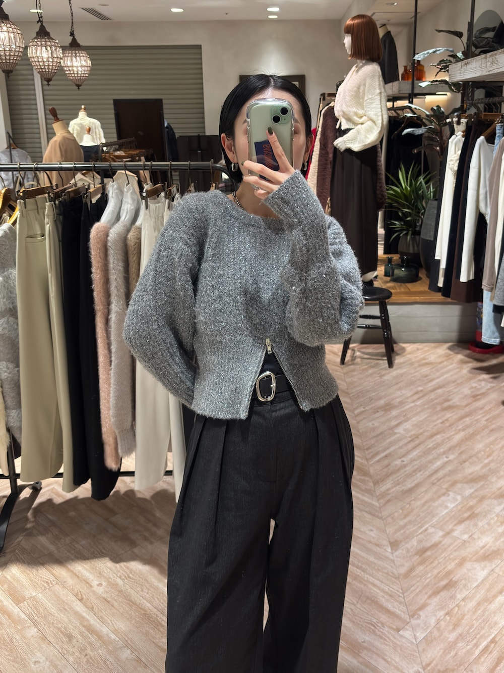 グレー系のニット/セーター、ブラック系のその他パンツ、ブラック系のベルトを着用したレディースの秋コーディネートの3枚目の写真