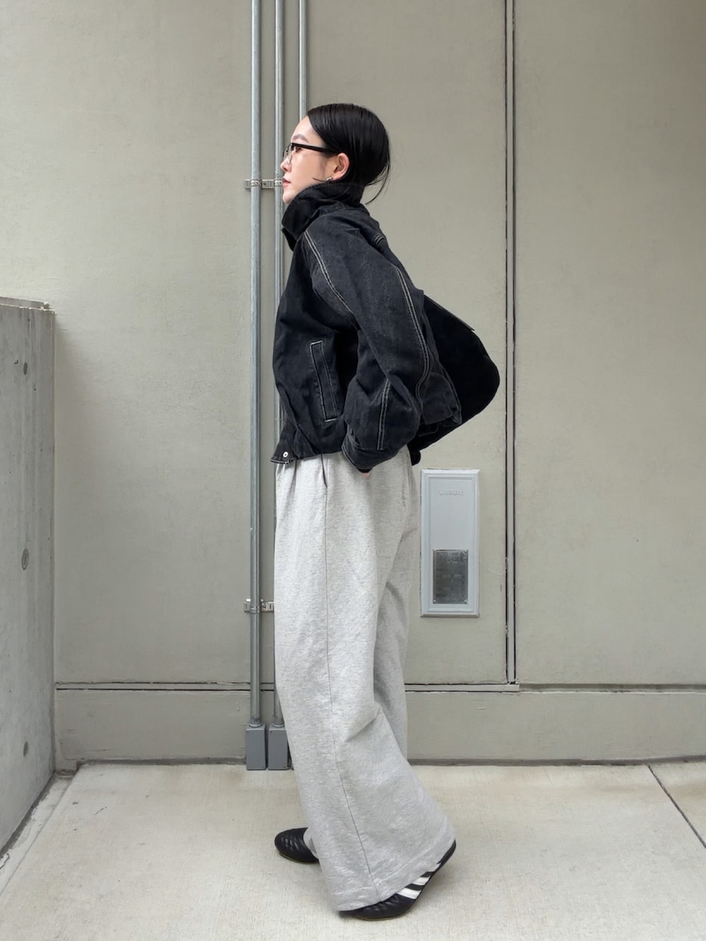 ブラック系のブルゾン、ブラック系のベルトを着用したレディースの冬コーディネートの2枚目の写真