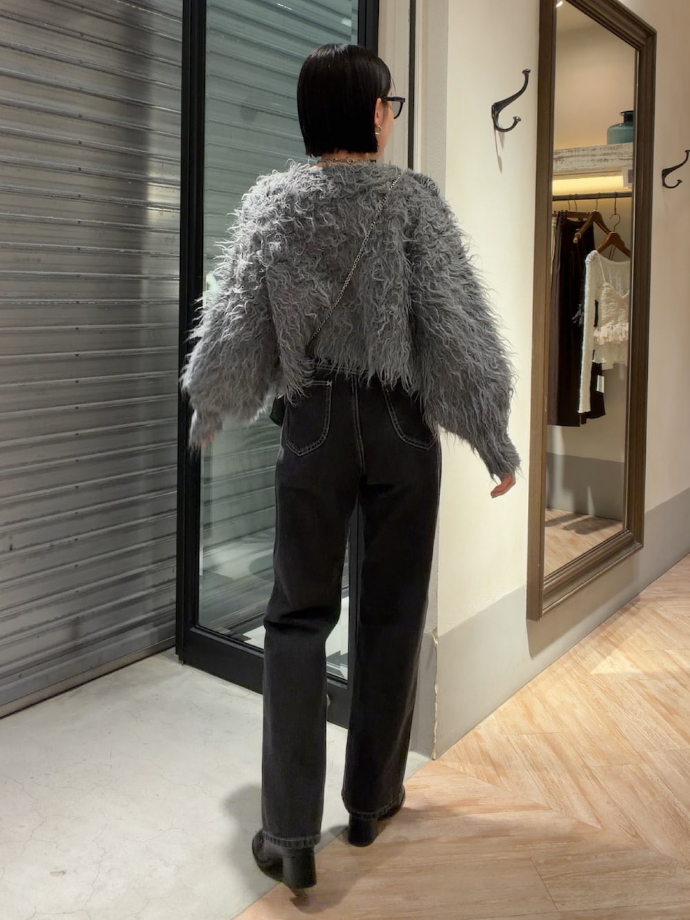 グレー系のカーディガン/ボレロ、ブラック系のデニムパンツを着用したレディースの秋コーディネートの2枚目の写真