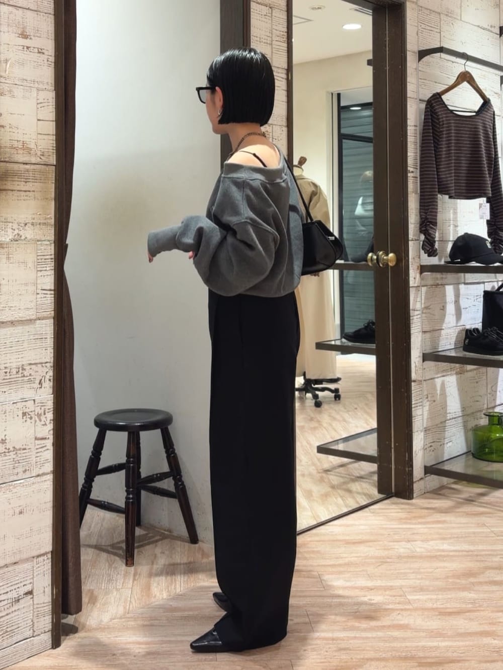 グレー系のTシャツ/カットソー、ブラック系のその他パンツを着用したレディースの春コーディネートの2枚目の写真