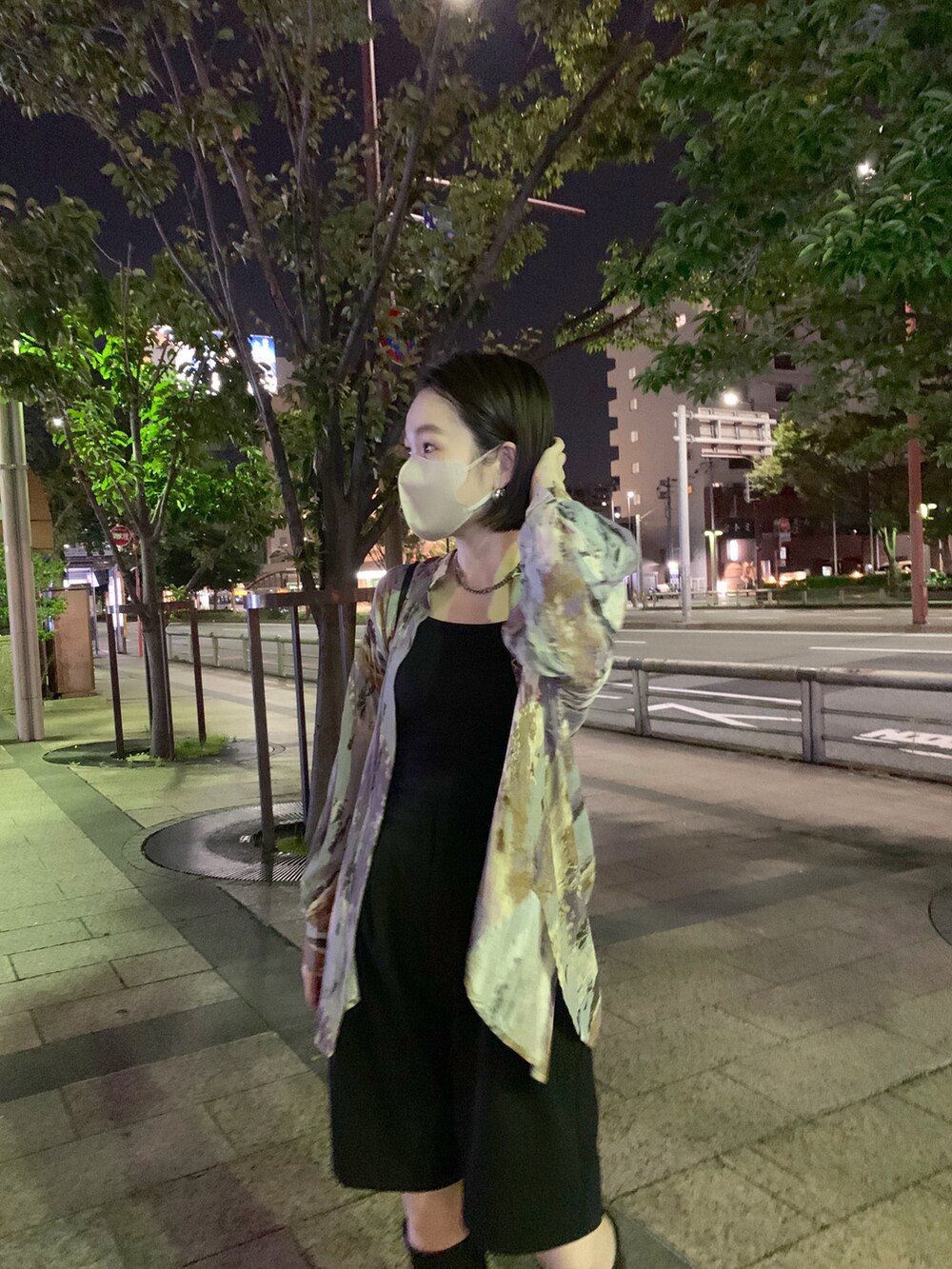 パープル系のシャツ/ブラウス、ブラック系のパンツを着用したレディースの秋コーディネートの2枚目の写真