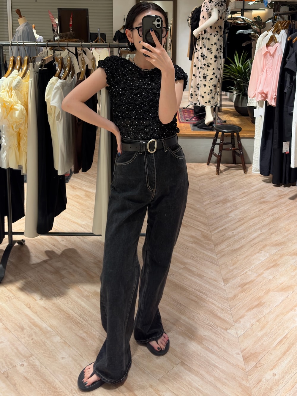 ブラック系のシャツ/ブラウス、ブラック系のデニムパンツ、ブラック系のベルトを着用したレディースの夏コーディネートの2枚目の写真