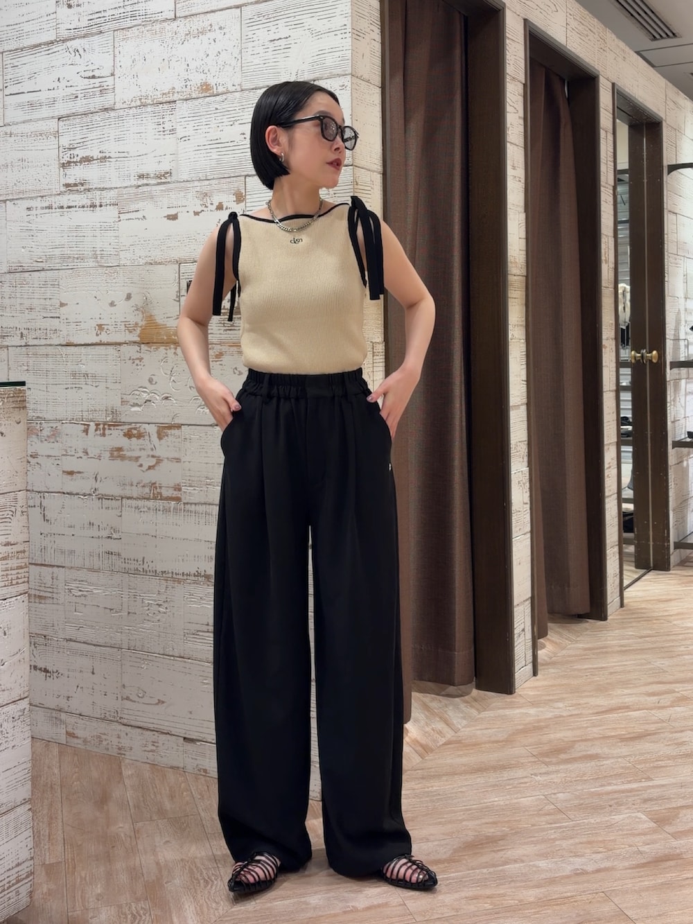 ベージュ系のニット/セーター、ブラック系のその他パンツ、ブラック系のパンプスを着用したレディースの夏コーディネートの2枚目の写真