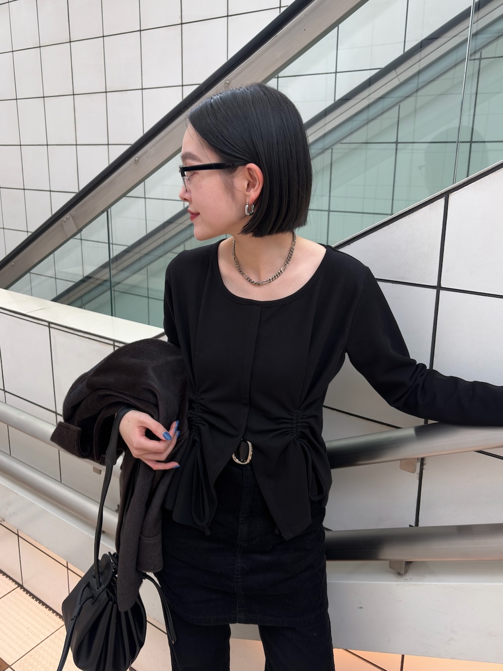 ブラック系のTシャツ/カットソー、ブラック系のスカート、ブラック系のその他パンツを着用したレディースの秋コーディネートの3枚目の写真