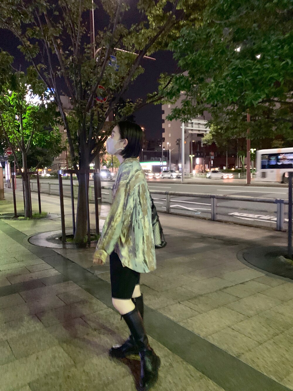 パープル系のシャツ/ブラウス、ブラック系のパンツを着用したレディースの秋コーディネートの3枚目の写真