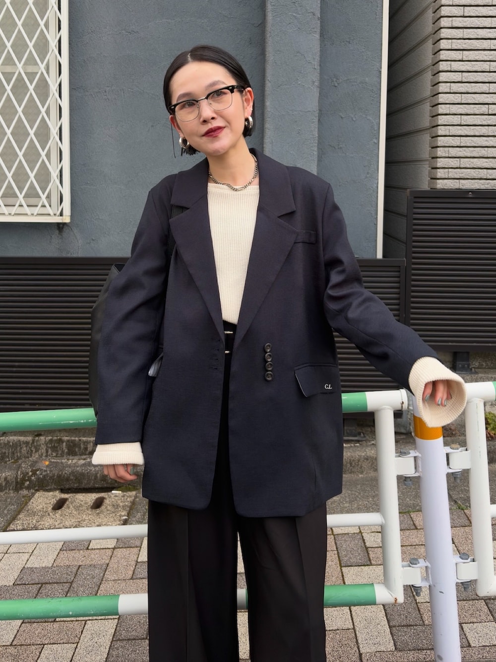 ブラック系のその他パンツ、ブラック系のテーラードジャケットを着用したレディースの春コーディネートの2枚目の写真