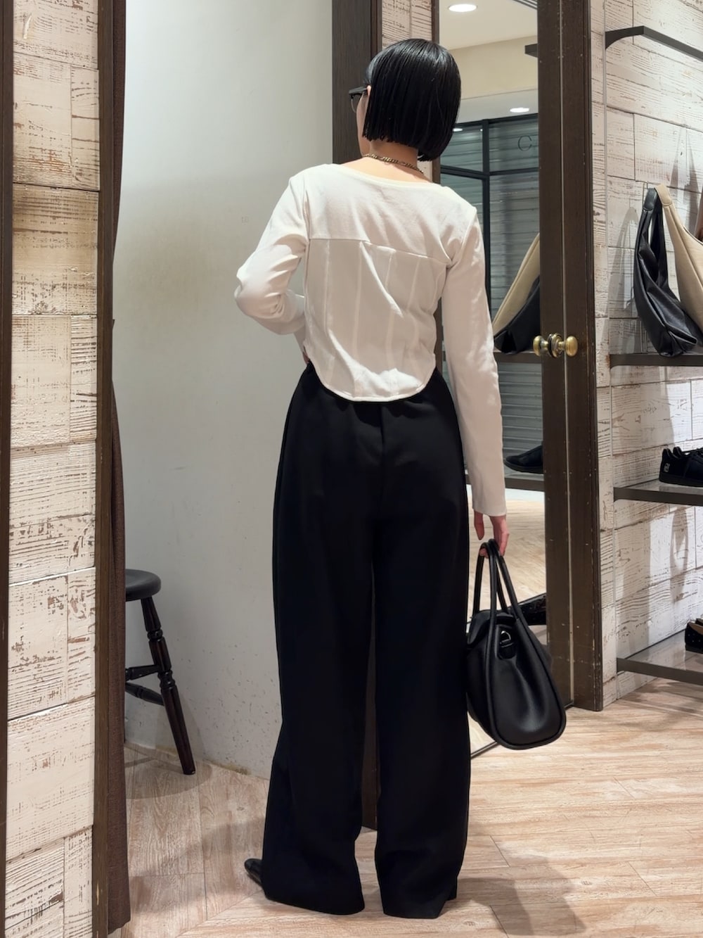 ホワイト系のTシャツ/カットソー、ブラック系のその他パンツ、ブラック系のショルダーバッグを着用したレディースの春コーディネートの2枚目の写真