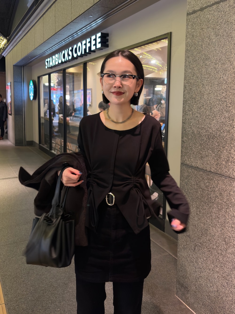 ブラック系のTシャツ/カットソー、ブラック系のスカート、ブラック系のその他パンツを着用したレディースの秋コーディネートの2枚目の写真