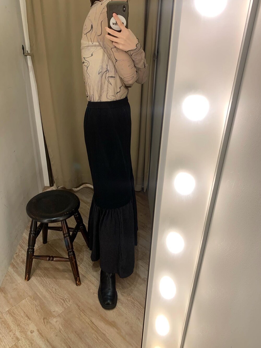 グリーン系のTシャツ/カットソー、ブラック系のスカートを着用したレディースの秋コーディネートの3枚目の写真