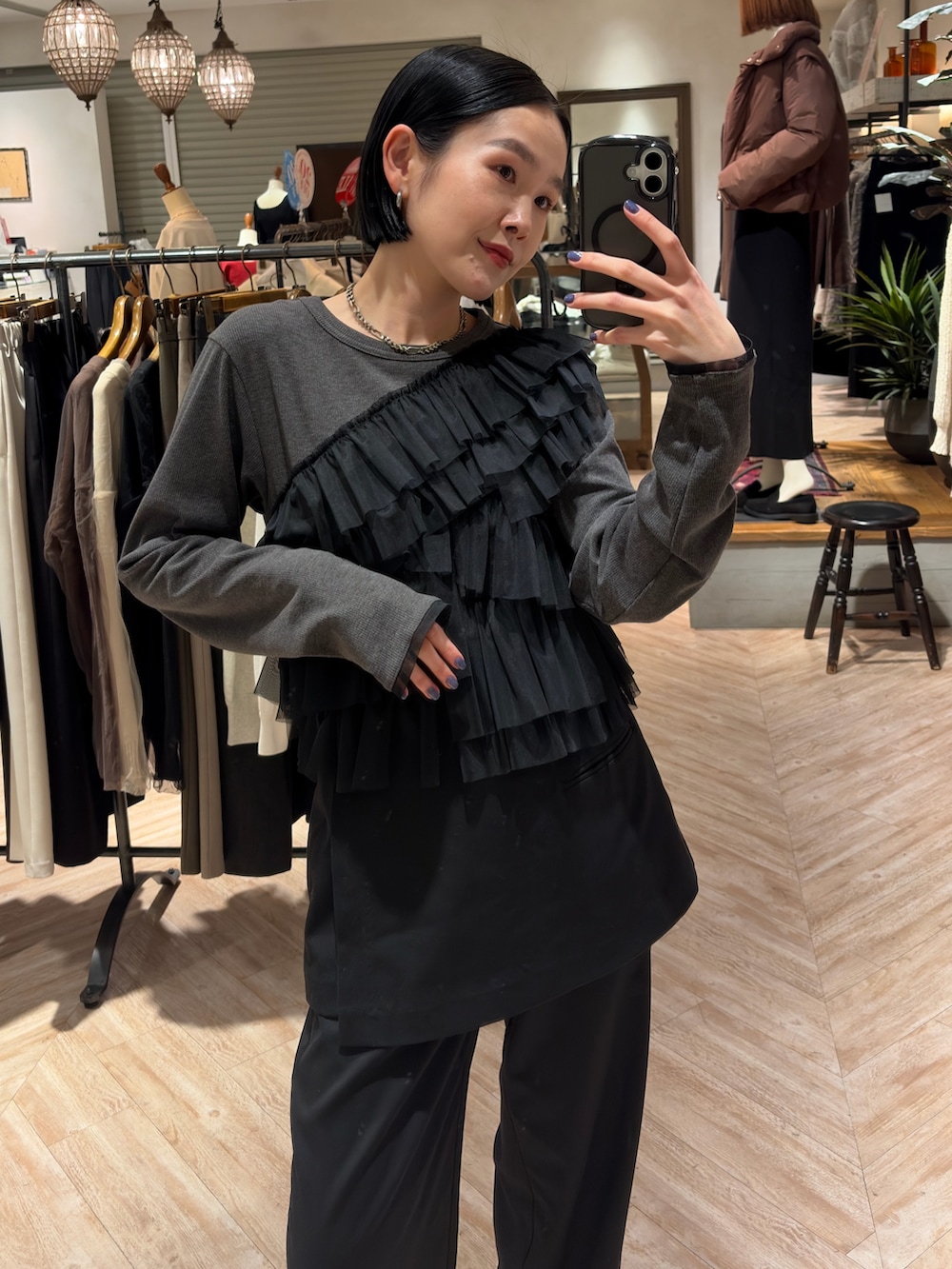 グレー系のTシャツ/カットソー、ブラック系のその他パンツを着用したレディースの冬コーディネートの3枚目の写真