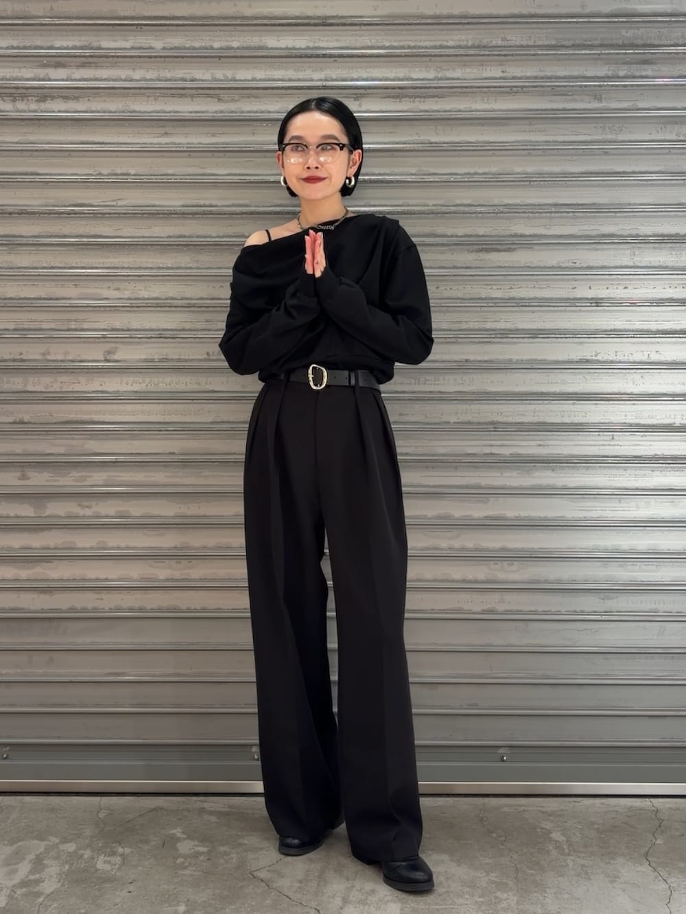 ブラック系のTシャツ/カットソー、ブラック系のその他パンツ、ブラック系のベルトを着用したレディースの冬コーディネートの2枚目の写真