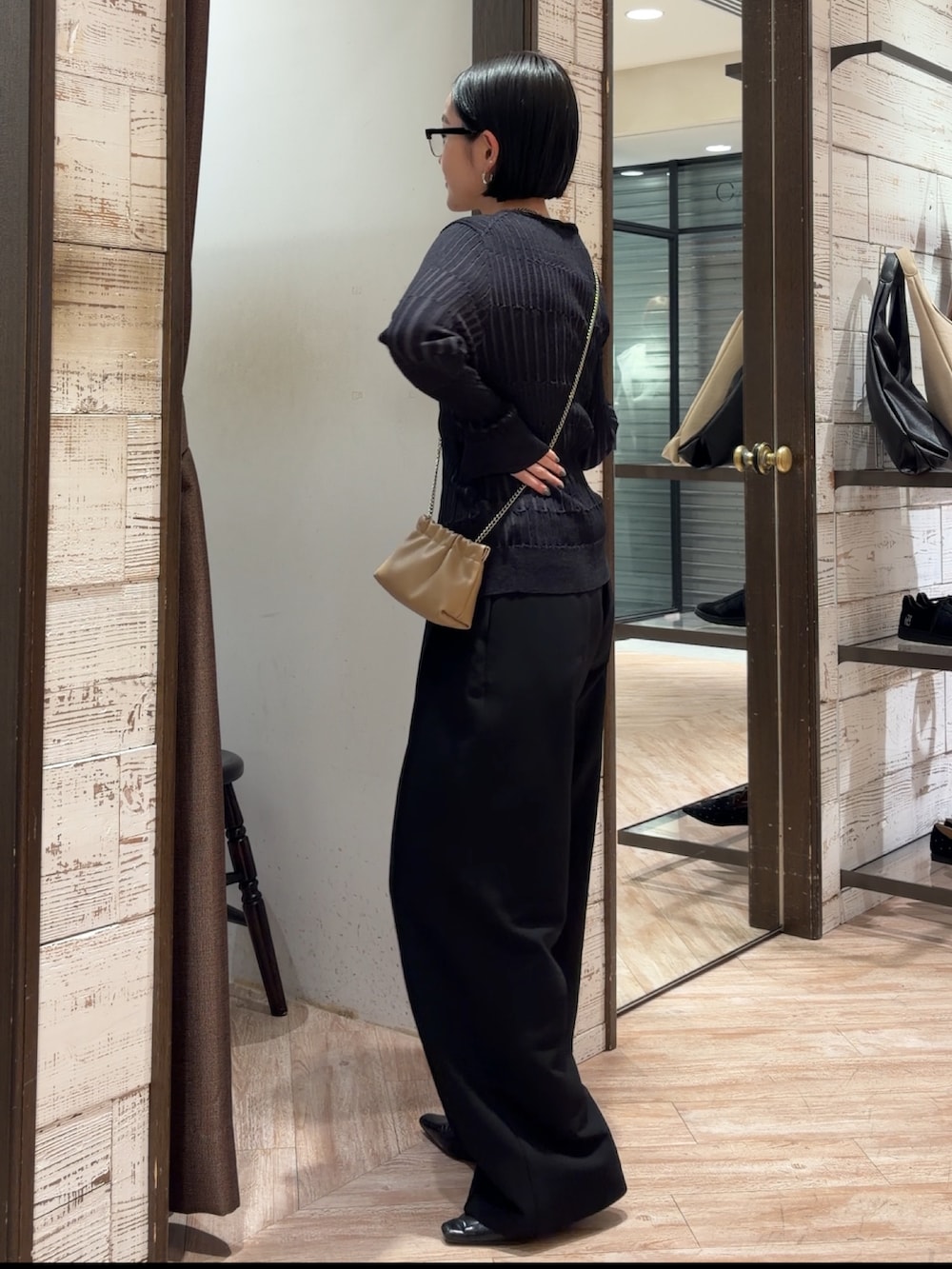 ブラック系のカーディガン/ボレロ、ブラック系のその他パンツ、ベージュ系のショルダーバッグを着用したレディースの春コーディネートの2枚目の写真